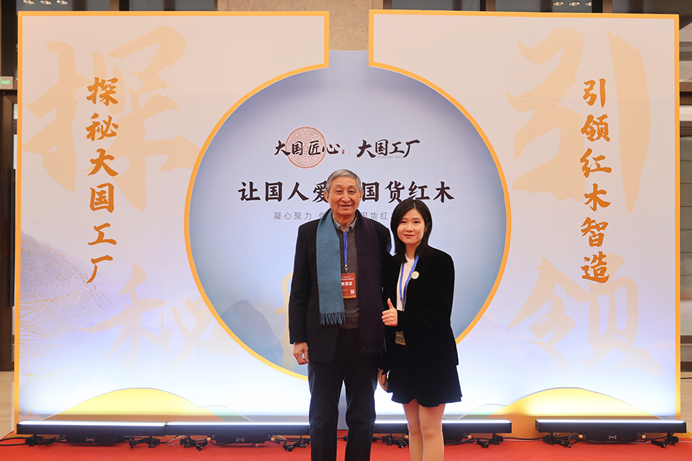 故宫博物院文保科技部原主任曹静楼（左）与汇雅阁总经理邓爱姣合影