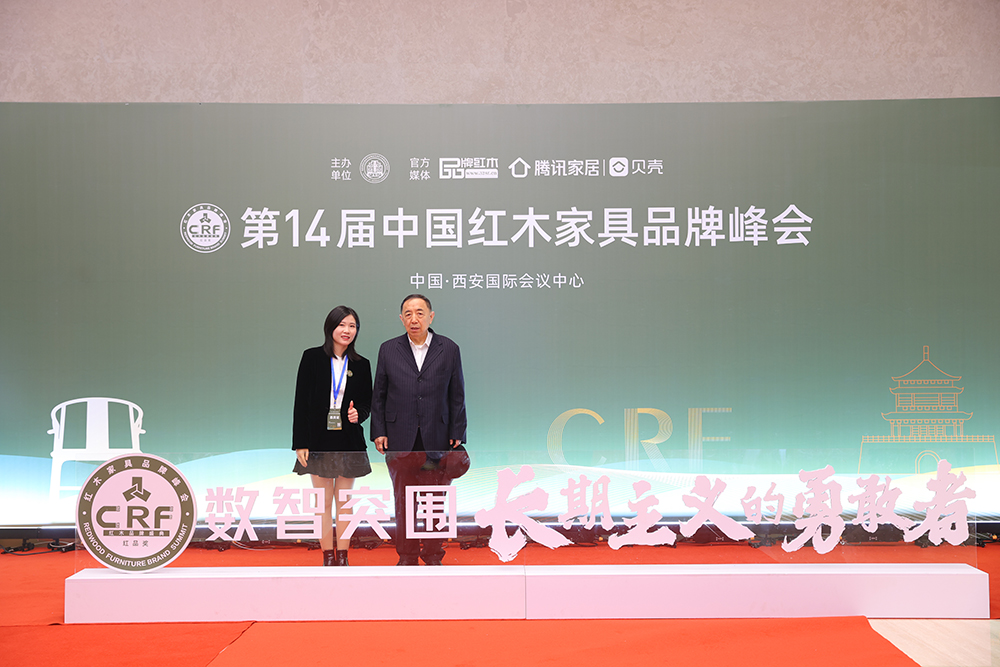 国务院参事室特邀研究员、国家人社部原副部长、中国劳动学会会长杨志明（右）与汇雅阁总经理邓爱姣合影