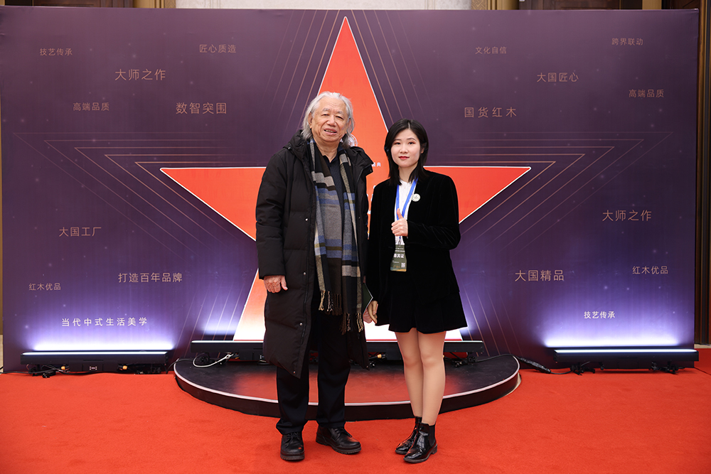 全国工商联民间文物艺术品商会创会会长宋建文（左）与汇雅阁总经理邓爱姣合影